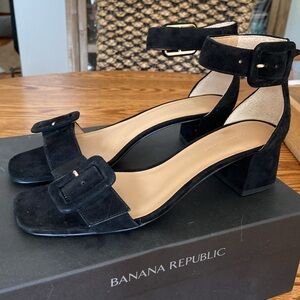 BNNU Banana Republic suede sandals. Size 9